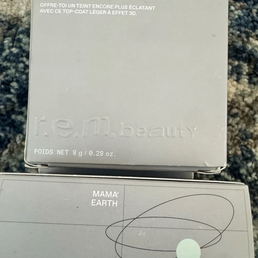 r.e.m. Beauty Interstellar Highlighter Compact